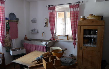 Blick in die historische Küche mit Holzschränken | © Stadt Sinsheim