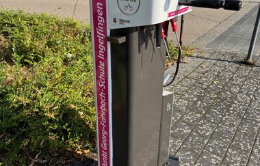 Radreparatursäule mit Werkzeug in Ingelfingen | © Touristikgemeinschaft Hohenlohe e. V. | Marion Schlund