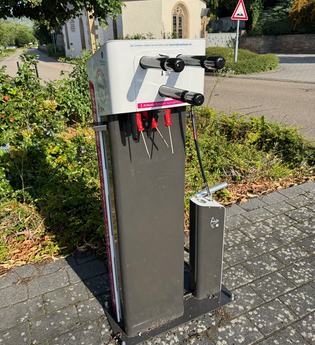 Radreparatursäule mit Werkzeug und Luftpumpe | © Touristikgemeinschaft Hohenlohe e. V. | Marion Schlund