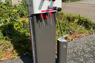 Radreparatursäule mit Werkzeug und Luftpumpe | © Touristikgemeinschaft Hohenlohe e. V. | Marion Schlund