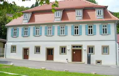 Das herrschafliche Haus beherbergt eine Touristinformation und eine Ausstellung zum Jagsttal | © Touristikgemeinschaft Hohenlohe e. V.  | Franz Jakob