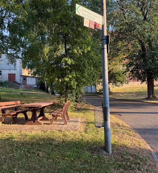 Heufelwinden Bänke mit Tisch - Ortsmitte_JuheTour | © Hohenlohe + Schwäbisch Hall Tourismus e. V.