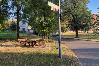Heufelwinden Bänke mit Tisch - Ortsmitte_JuheTour | © Hohenlohe + Schwäbisch Hall Tourismus e. V.