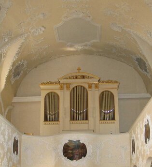 Inneres der Hippolytkirche Ottmarsheim mit Empore und Walcker-Orgel von 1845 | © Katrin Held
