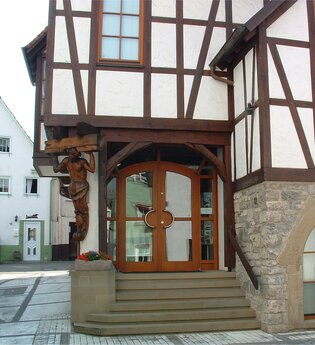 Eingangstür und Außenansicht des Fachwerkhauses der Hirschwirtscheuer | © Touristikgemeinschaft Hohenlohe e.V. | Marion Schlund