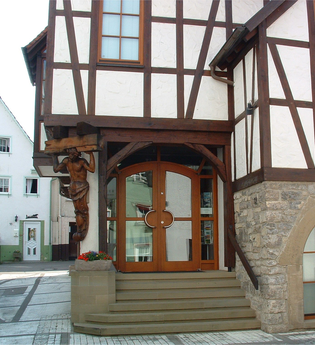 Eingangstür und Außenansicht des Fachwerkhauses der Hirschwirtscheuer | © Touristikgemeinschaft Hohenlohe e.V. | Marion Schlund