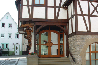 Eingangstür und Außenansicht des Fachwerkhauses der Hirschwirtscheuer | © Touristikgemeinschaft Hohenlohe e.V. | Marion Schlund