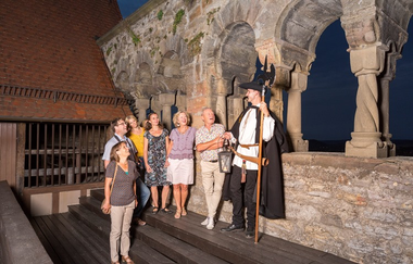 Nachtwächter mit Gästen an den abendlichen Arkaden | © Stadt Bad Wimpfen