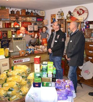 Alter Kolonialwarenladen mit Personen