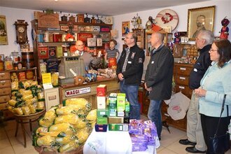 Alter Kolonialwarenladen mit Personen