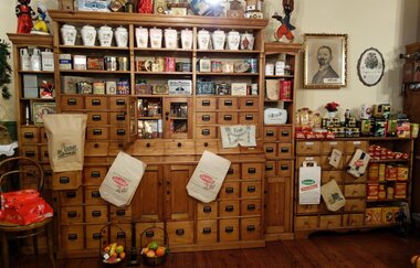 Alte Apothekentheke mit Inhalt