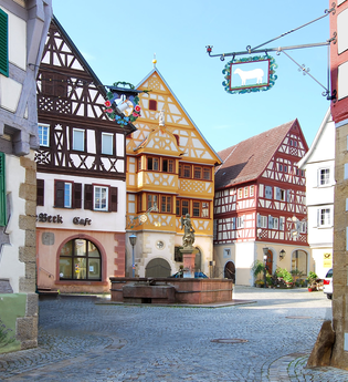 Marktplatz Neudenau | Fränkisches Fachwerk in reich verzierter Renaissance-Art | HeilbronnerLand | © Stadt Neudenau