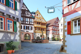 Marktplatz Neudenau | Fränkisches Fachwerk in reich verzierter Renaissance-Art | HeilbronnerLand | © Stadt Neudenau