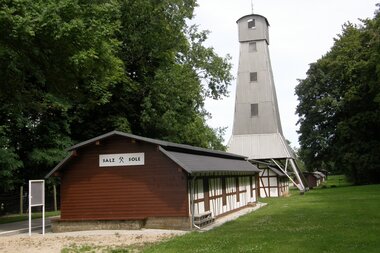 Bohrhausmagazin mit historischem Bohrturm | © BTB Bad Rappenau