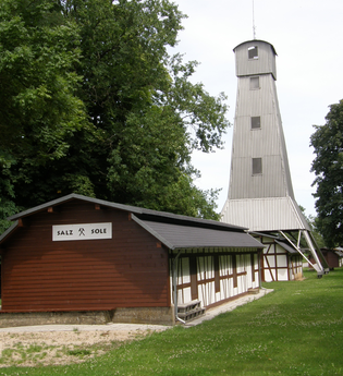 Bohrhausmagazin mit historischem Bohrturm | © BTB Bad Rappenau