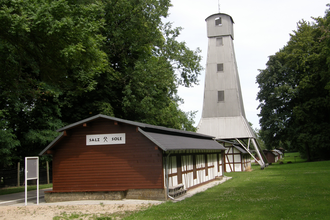 Bohrhausmagazin mit historischem Bohrturm | © BTB Bad Rappenau