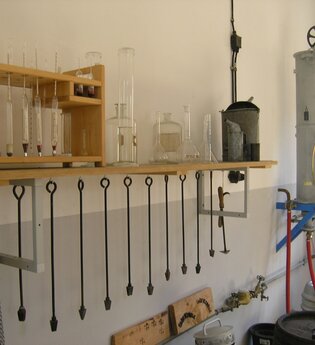 Ausstellungsstücke im historischen Eichamt Blaufelden | © Hohenlohe + Schwäbisch Hall Tourismus e. V.
