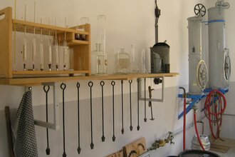 Ausstellungsstücke im historischen Eichamt Blaufelden | © Hohenlohe + Schwäbisch Hall Tourismus e. V.