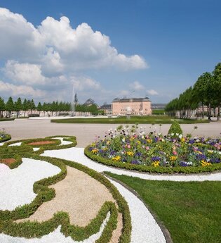 Blühender Schlossgarten im Vordergrund. Im Hintergrund das Schwetzinger Schloss. | © Landratsamt Rhein-Neckar-Kreis