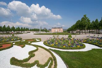 Blühender Schlossgarten im Vordergrund. Im Hintergrund das Schwetzinger Schloss. | © Landratsamt Rhein-Neckar-Kreis