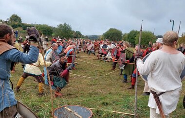 Menschen in mittelalterliche Kleidung stellen eine Schlacht nach mit Speeren und Schwertern aus Holz nach | © Touristikgemeinschaft Odenwald e.V.