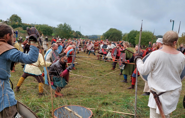 Menschen in mittelalterliche Kleidung stellen eine Schlacht nach mit Speeren und Schwertern aus Holz nach | © Touristikgemeinschaft Odenwald e.V.