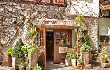 Das Haus ist rustikal mit Fachwerk, über dem Eingang hängt ein Schild demeter hofladen | © Touristikgemeinschaft Hohenlohe e. V. | Hofgut Hermersberg