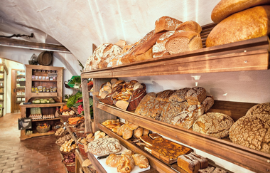 Eine Brotauswahl liegt in einem Regal | © Touristikgemeinschaft Hohenlohe e. V. | Hofgut Hermersberg