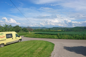 Ein gelber Transporter steht auf einer Wiese | © Touristikgemeinschaft Hohenlohe e. V. | Hofladen Fischer