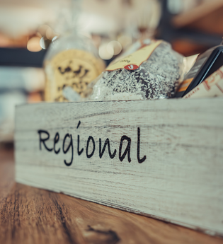 Schmuckbild Direktvermarkter & Hofläden HeilbronnerLand | Holzkiste mit Aufschrift "Regional" | © Touristikgemienschaft HeilbronerLand