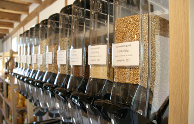 Unverpackte Lebensmittel in Behältern | © Touristikgemeinschaft Hohenlohe e. V. | Hofladen Kornblume