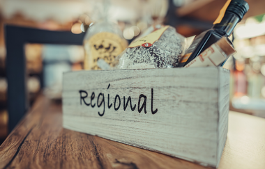 Schmuckbild Direktvermarkter & Hofläden HeilbronnerLand | Holzkiste mit Aufschrift "Regional" | © Touristikgemienschaft HeilbronerLand
