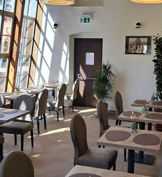 Das Restaurant hat einen luftigen und sonnigen Charakter | © Touristikgemeinschaft Hohenlohe e. V.  | Hoftheater Öhringen, Michael Wendler