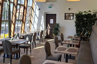 Das Restaurant hat einen luftigen und sonnigen Charakter | © Touristikgemeinschaft Hohenlohe e. V.  | Hoftheater Öhringen, Michael Wendler