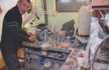 Feuersteinmuseum_Manfred Doberer legt an der Schleifmaschine Hand an | © Hohenlohe + Schwäbisch Hall Tourismus e. V.