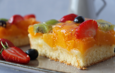 Ein Stück Obstkuchen mit verschiedenen Früchten | © Touristikgemeinschaft Hohenlohe e. V. | Hohenloher Bäckereigenossenschaft