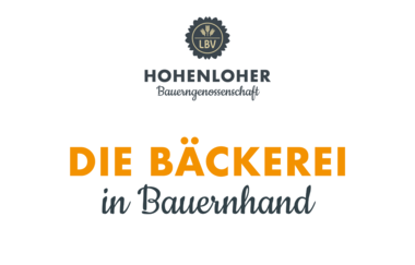 Das Logo hat einen Schriftzug in orange und schwarz mit Die Bäckerei in Bauernhand | © Tourstikgemeinschaft Hohenlohe e. V. | Hohenloher Bäckereigenossenschaft