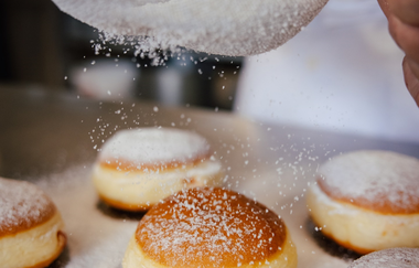 Berliner werden mit Puderzucker bestäubt | © Touristikgemeinschaft Hohenlohe e. V.  | Marc Bauer