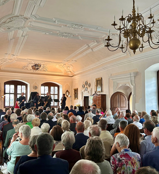 Konzertgenuss im Barocksaal Schloss Langenburg | © Touristikgemeinschaft Hohenlohe e. V. | Kulturstiftung Hohenlohe