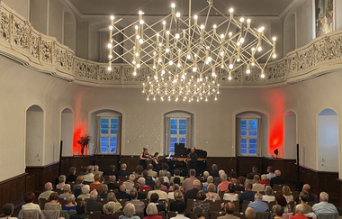 Musikalisches Konzert mit Klavierflügel, Geige und Saxophon im prunkvollen Festsaal des Klosters Schöntal | © Touristikgemeinschaft Hohenlohe e.V. | Kulturstiftung Hohenlohe