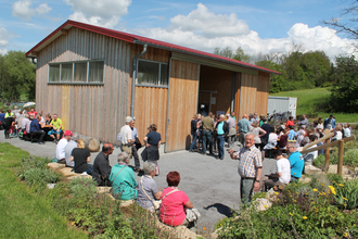 In der Hohenloher Scheune gibt es ab Mai bis September Weinausschank. | © Touristikgemeinschaft Hohenlohe e. V. | Jürgen Koch