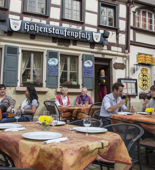 Außenbewirtung Gaststätte Hohenstaufenpfalz | © Stadt Bad Wimpfen