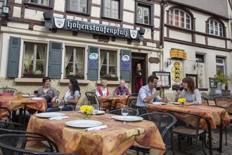 Außenbewirtung Gaststätte Hohenstaufenpfalz | © Stadt Bad Wimpfen