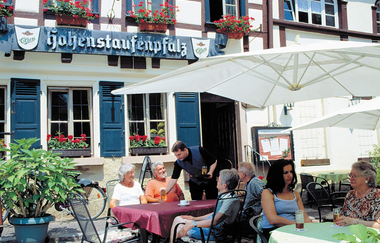 Gäste im Außenbereich der Hohenstaufenpfalz | © Stadt Bad Wimpfen