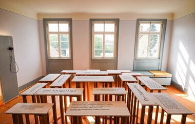 Ausstellungsraum voller historischer Schriften im Hölderlinhaus in Lauffen am Neckar. | © Neckar-Zaber-Tourismus e.V.