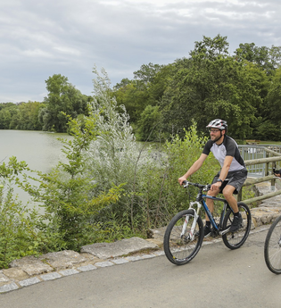 Radfahrer am Hollenbacher See | © Touristikgemeinschaft Hohenlohe e. V. | Andi Schmid