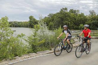 Radfahrer am Hollenbacher See | © Touristikgemeinschaft Hohenlohe e. V. | Andi Schmid