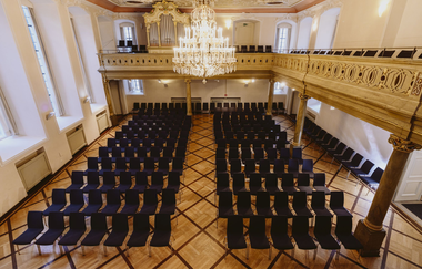 Innenansicht eines Festsaals mit Stuhlreihen, einem Kronleuchter und einer Orgel auf der Empore. | © NICO KURTH