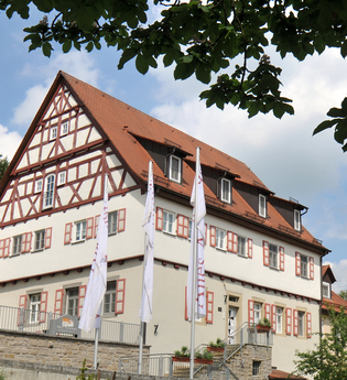 Außenansicht mit Fachwerk | © Touristikgemeinschaft Hohenlohe e. V. | Hotel Altes Amtshaus
