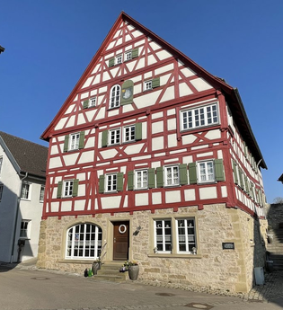 Café Fachwerk im liebevoll restaurierten Fachwerkhaus mit rot bemalten Balken und grünen Fensterläden | © Hohenlohe Schwäbisch Hall